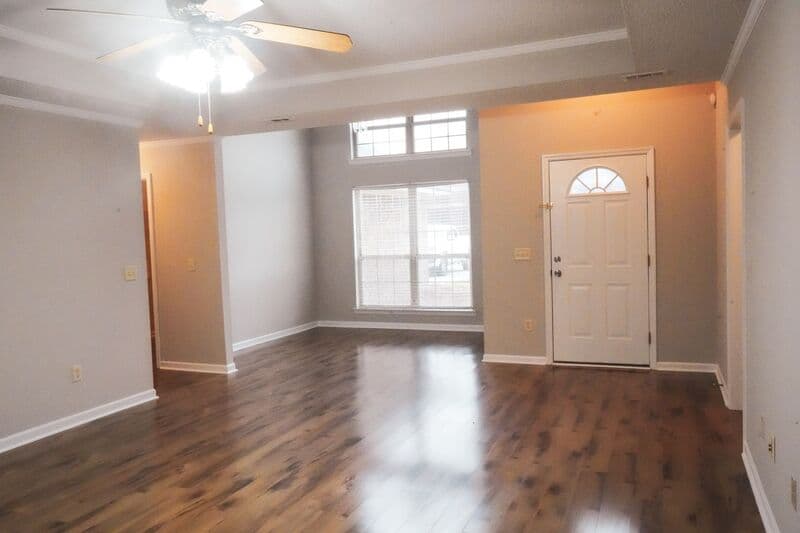 Midway House: 438 Edgewater Dr