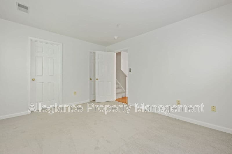 Woodbridge House: 13621 Garfield Place