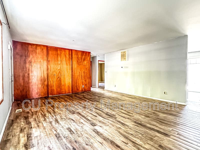 Champaign House: 910 Bellepark Drive