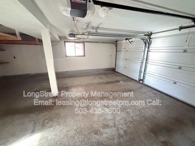 Salem House: 869 Meadowlawn Dr SE