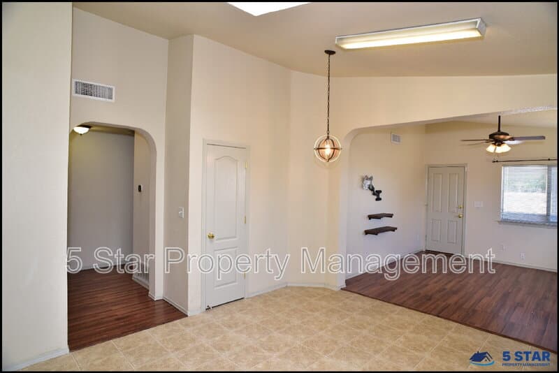 El Paso House: 14325 Island Point Drive