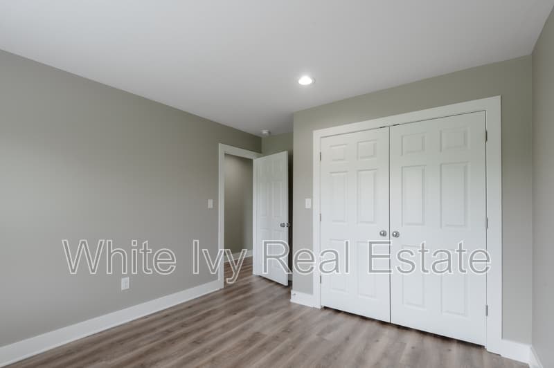 Point Blank House: 250 N Shady Oaks