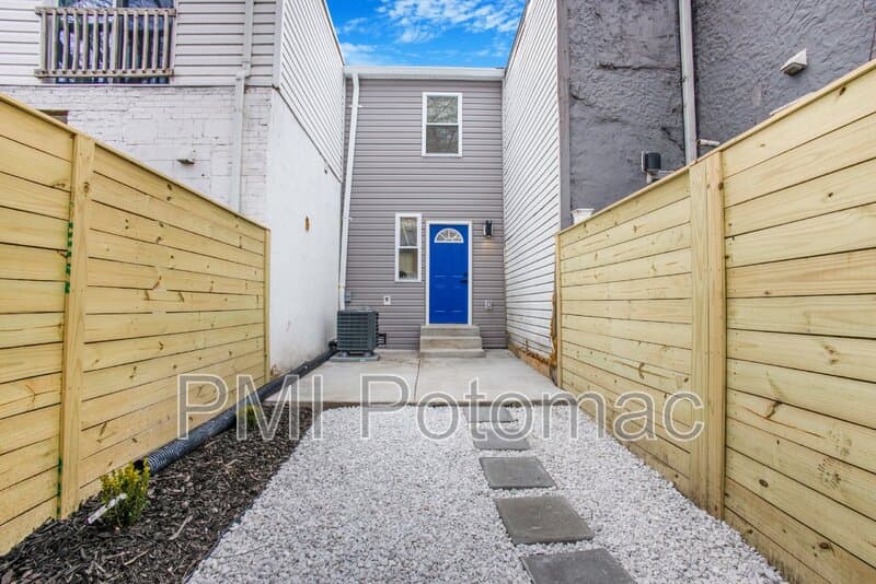 Washington Townhome: 702 19th St NE
