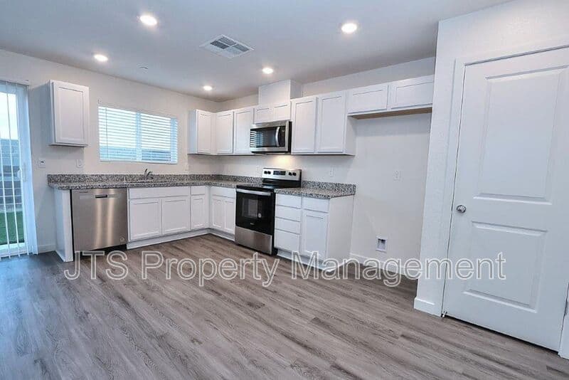 Roseville House: 2049 Shady Tree Circle