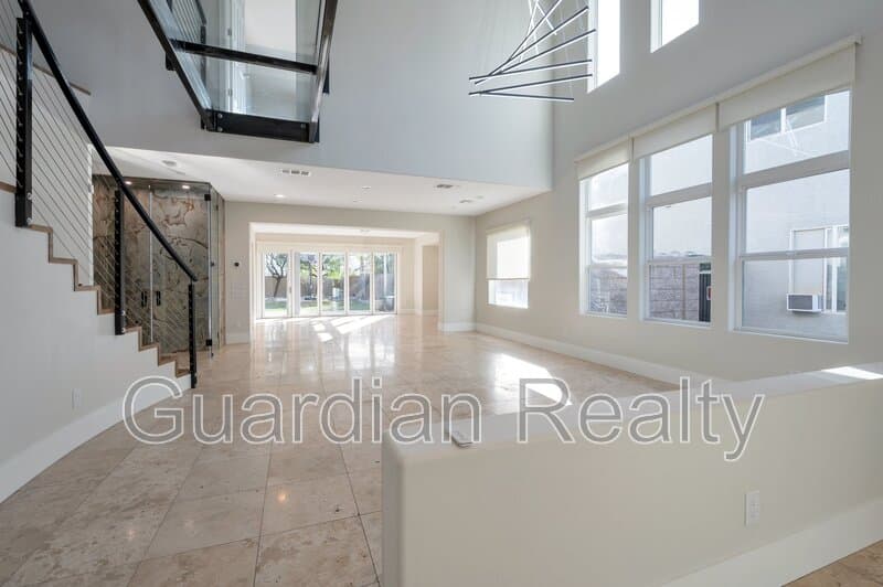 Henderson House: 2485 Sturrock Dr