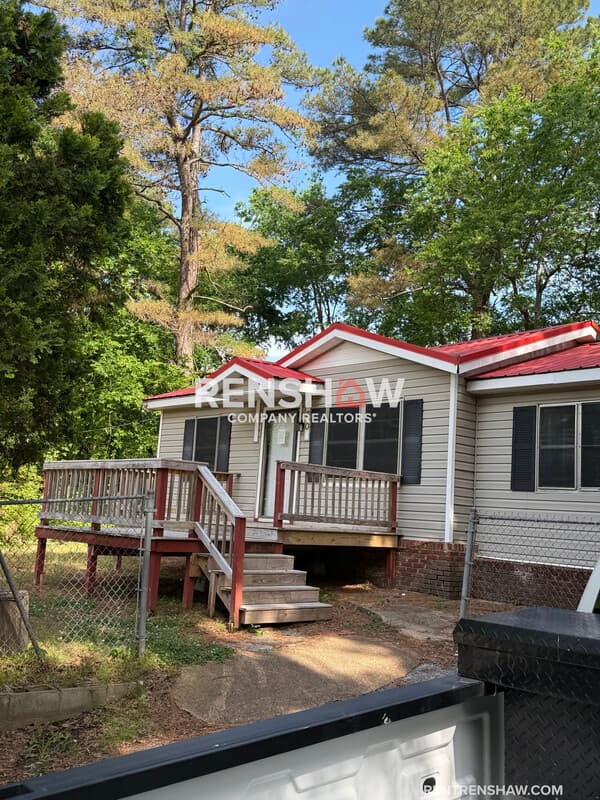 Lexington House: 450 Bedwell St