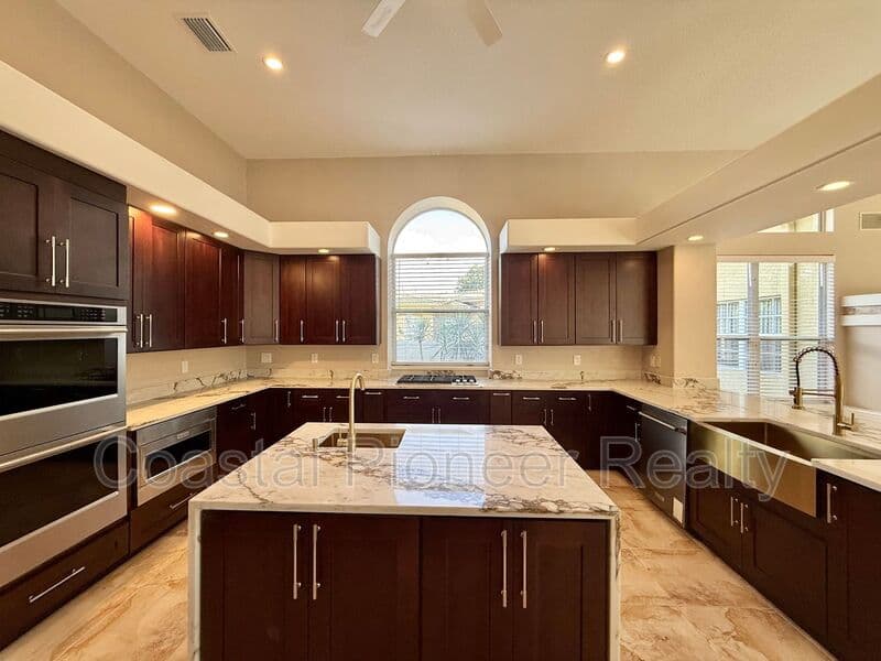 Largo House: 10334 Longwood Dr
