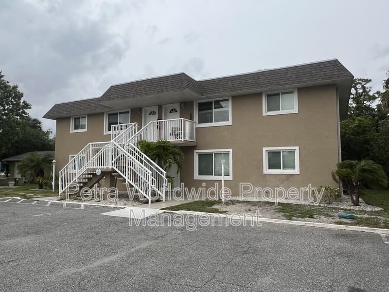 South Daytona Condo: 2290 South Palmetto Avenue - S1