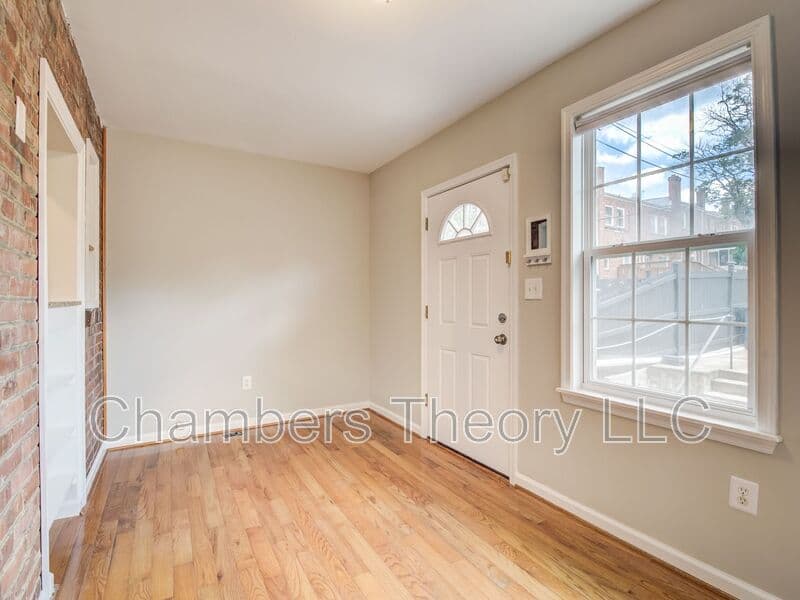 Washington House: 1417 Downing St NE