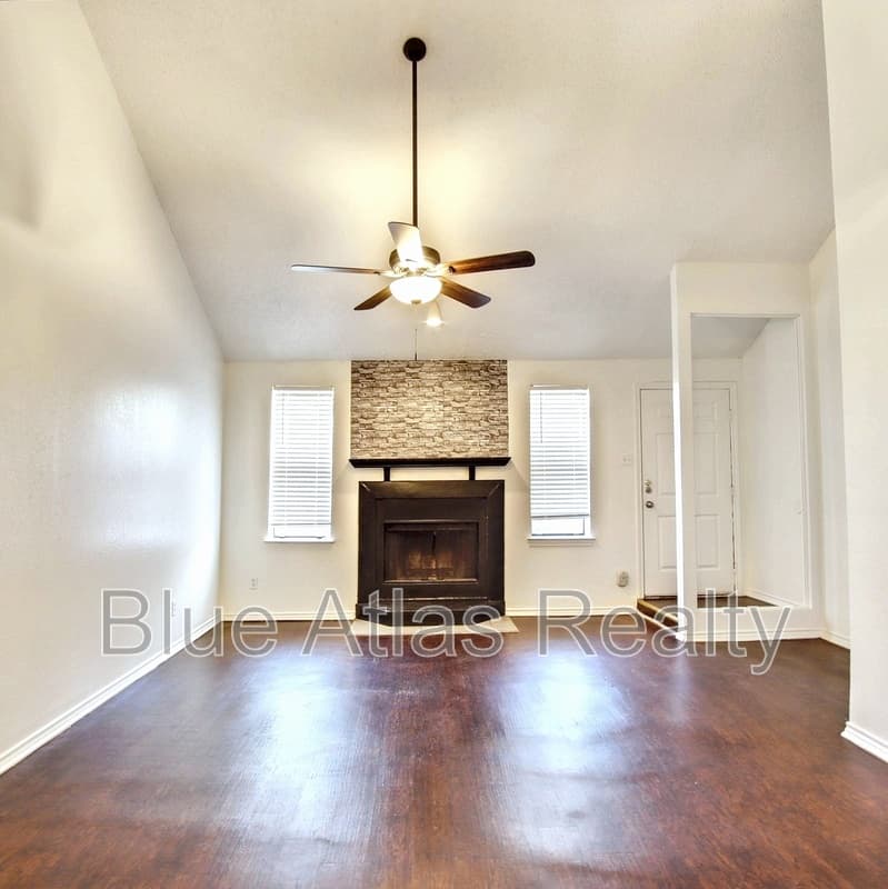 Irving House: 916 Hilltop Drive - B
