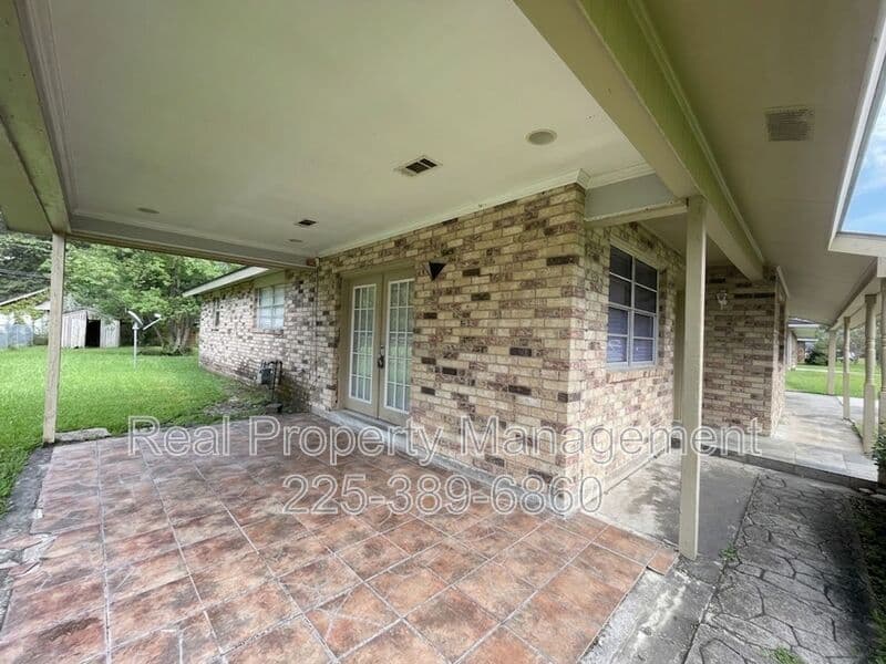 Baton Rouge House: 275 W Chalfont Dr.