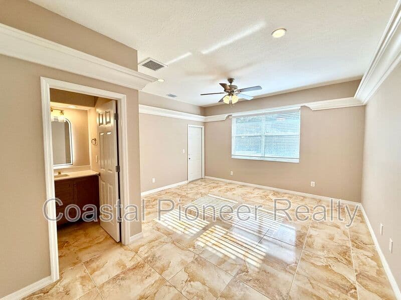 Largo House: 10334 Longwood Dr
