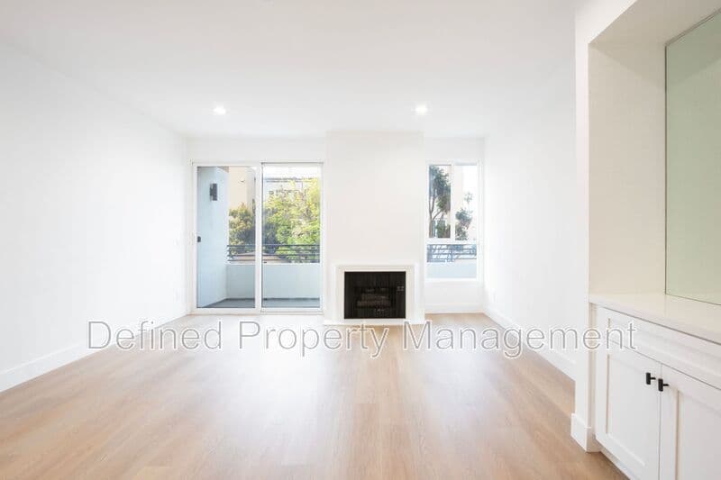 Los Angeles Condo: 1616 N Serrano Ave