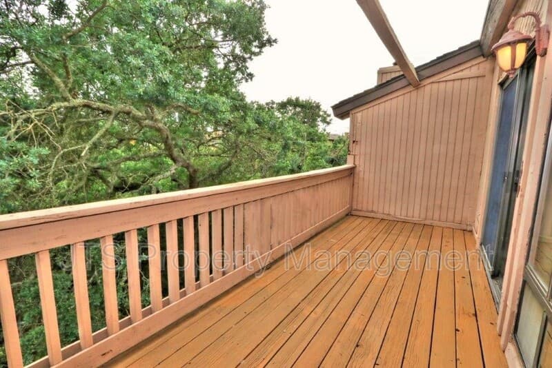 Fair Oaks House: 8944 Cliffside Lane