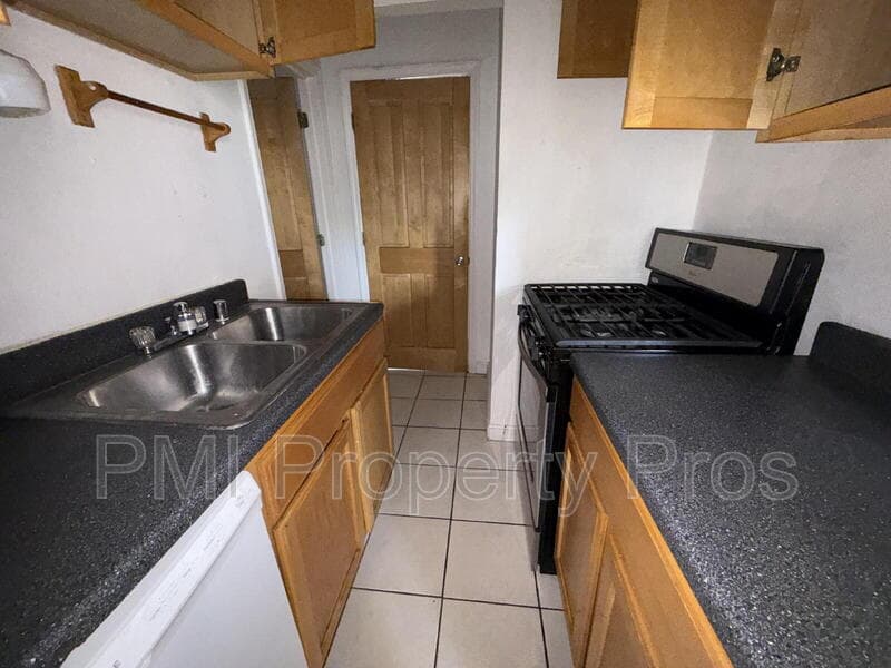 Milwaukee Condo: 2016 W Clybourn St