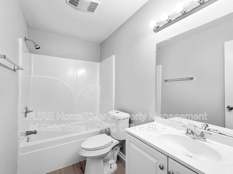 Moore House: 2113 NE 9th St