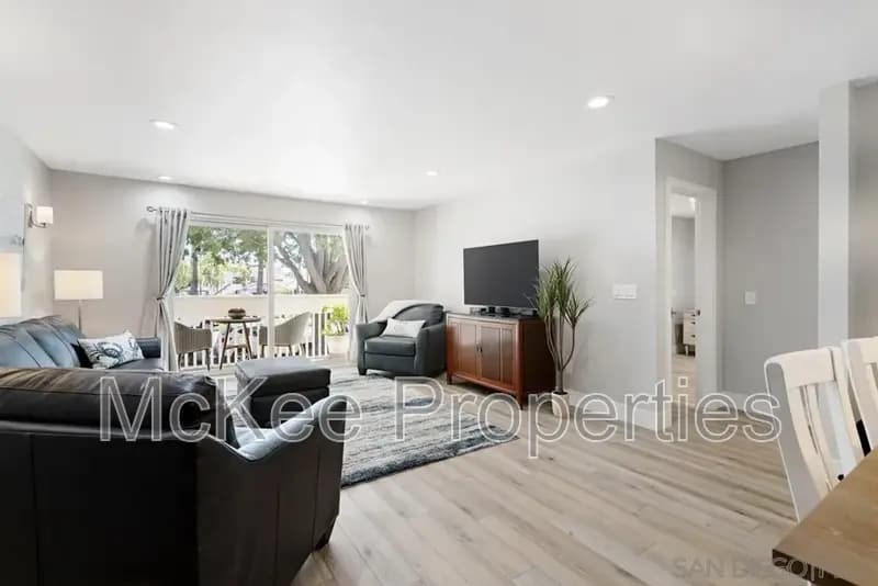Coronado Condo: 516 E Avenue