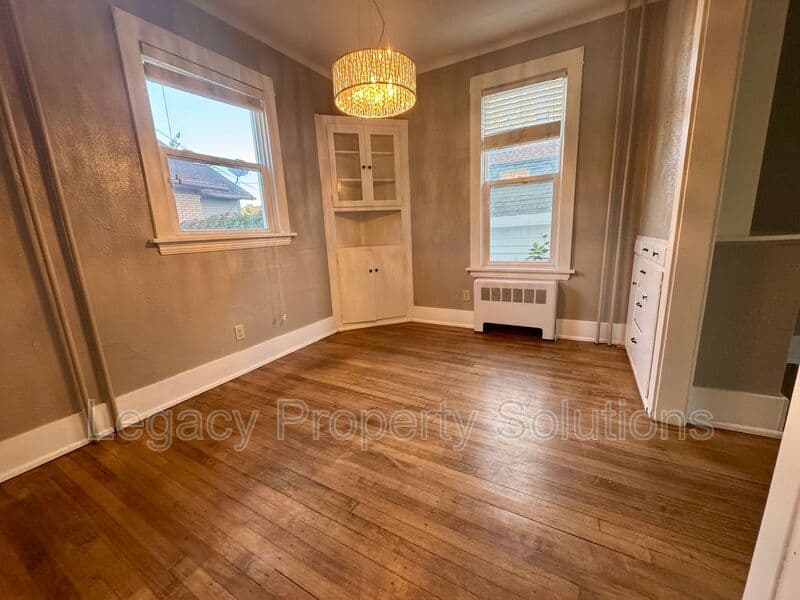 Mandan House: 110 2nd St NW