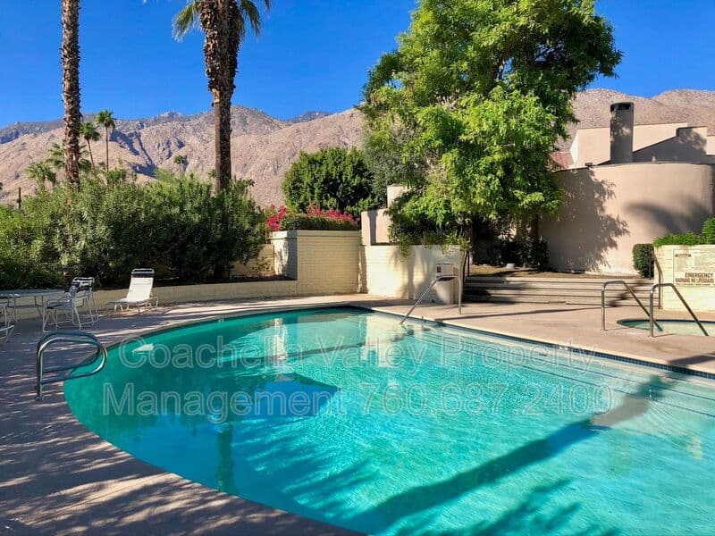Palm Springs House: 999 Village Square South