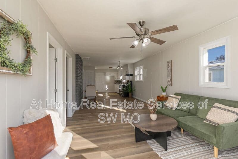 Springfield House: 2137 W Brower St