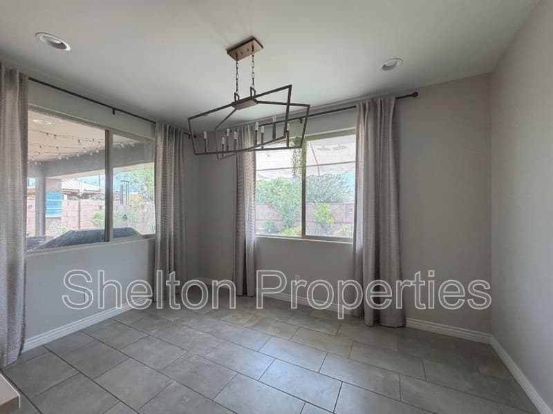 Glendale House: 5217 N 79th Dr
