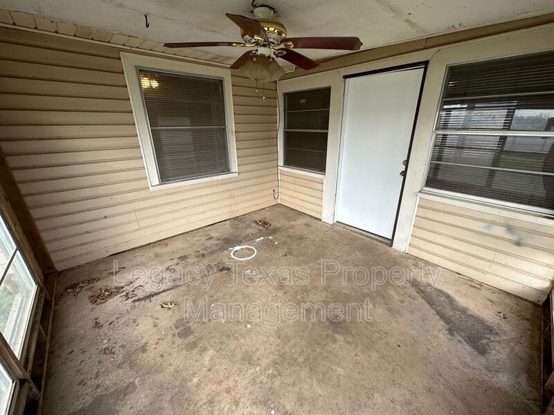 Cleburne House: 1902 Joslin St