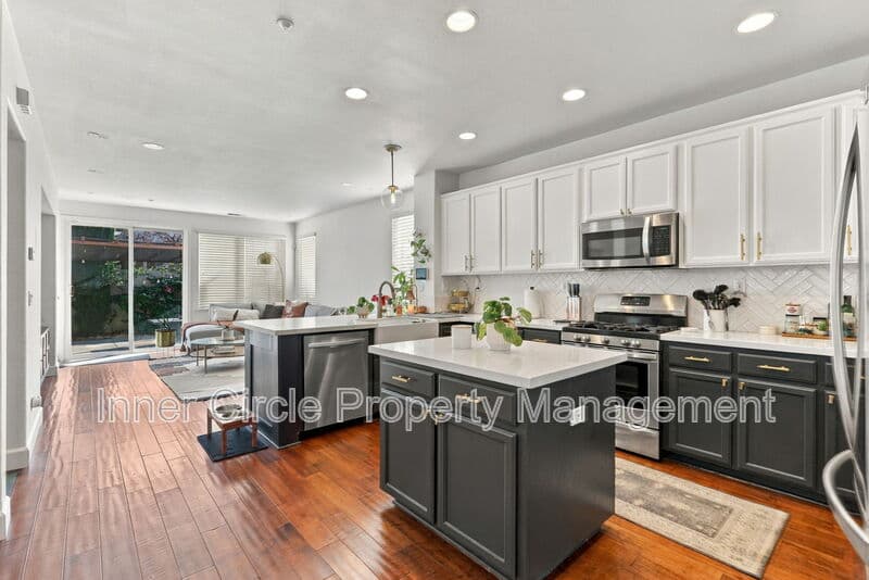 Brentwood House: 374 Olive Street