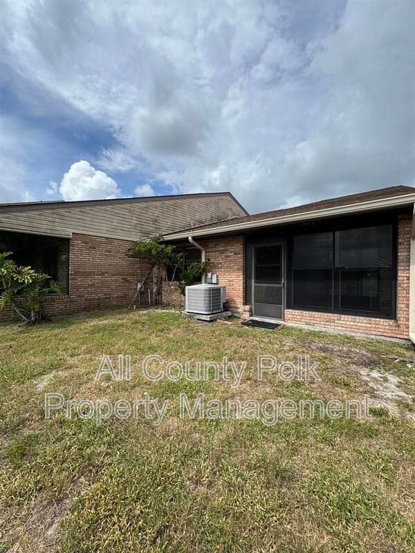 Lakeland Townhome: 542 Lake Carolyn Cir