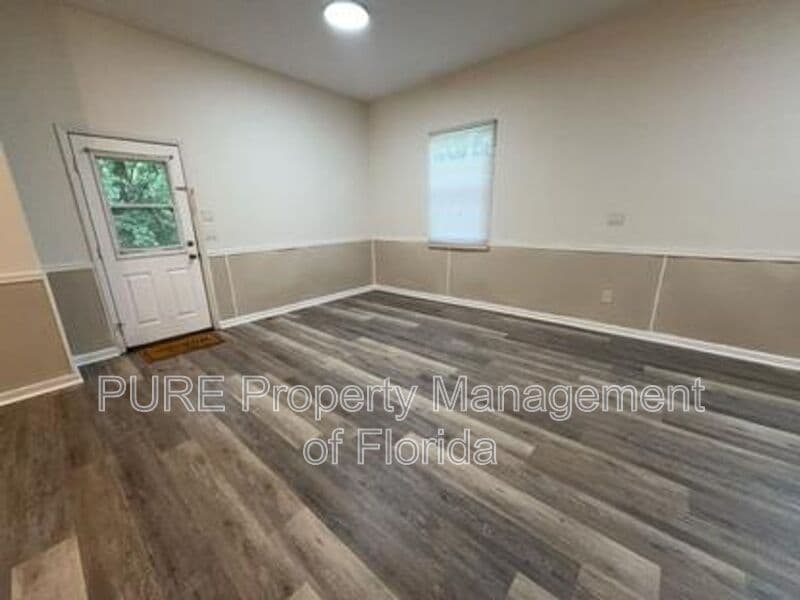 Ocala House: 595 NW 100th St