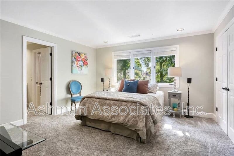 Atlanta House: 930 Manchester Place