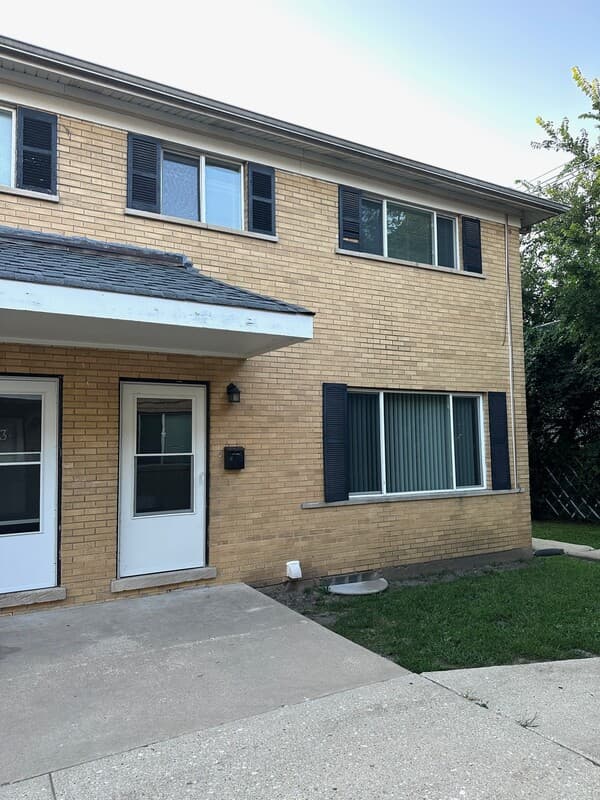Wheaton Townhome: 1719 E Roosevelt Rd