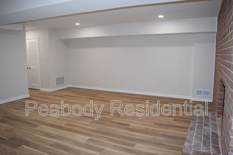 Alexandria House: 1013 N Vail St
