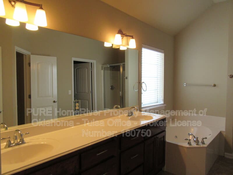 Broken Arrow House: 1012 W Fargo Ln