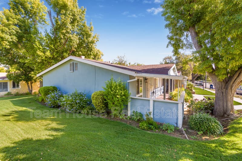 Newhall Condo: 19139 Avenue of the Oaks
