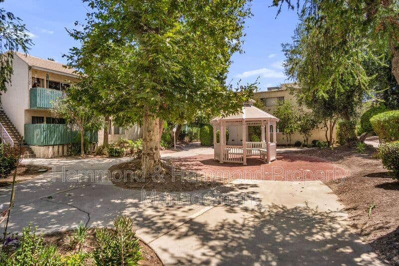 Tarzana Condo: 5700 Etiwanda Ave.