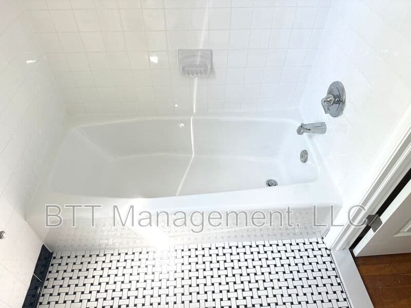 Brentwood Condo: 4013 38th St
