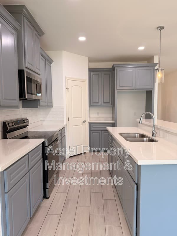 Donna House: 418 Gonzalez Dr.