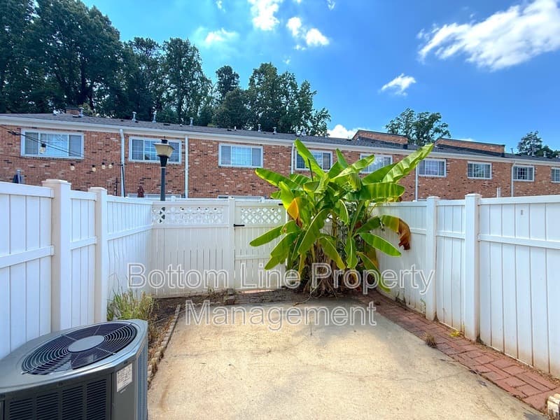 Charlotte Condo: 1218 Green Oaks Ln