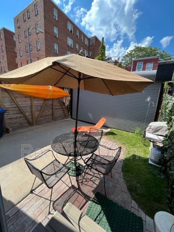 Washington Townhome: 318 Seaton Place NE
