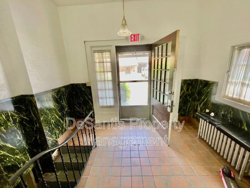 Pittsburgh House: 6 Emerson 3rd floor