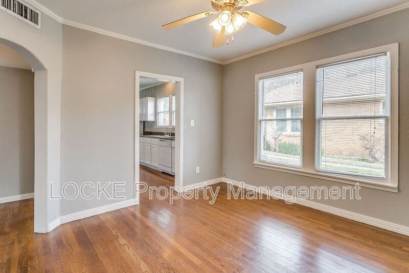 Fort Worth House: 3204 Rogers Avenue