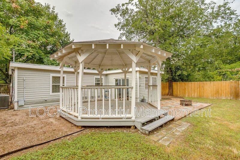 Fort Worth House: 3808 Bryce Ave