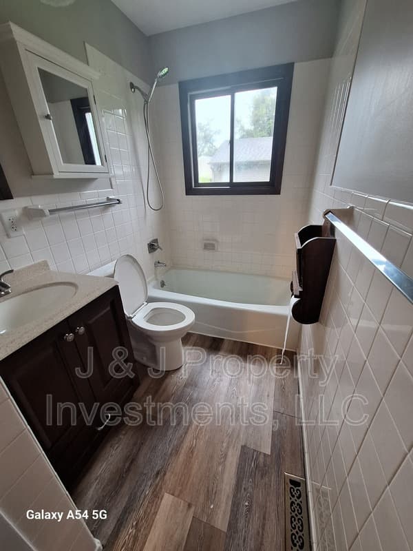 Twin Lakes House: 2349 Anna Avenue