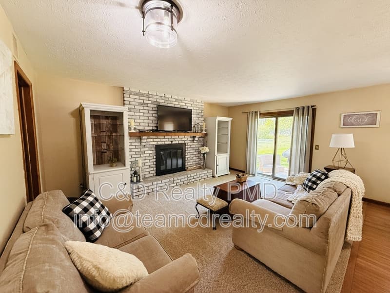 Olmsted TWP House: 8462 Glenbrook Dr, Olmsted TWP OH, 44138