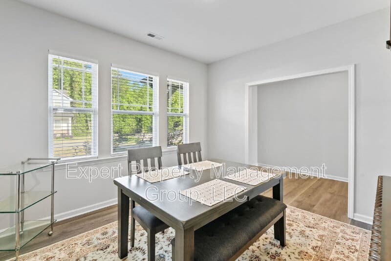 Four Oaks House: 482 Olivia Crossing Court