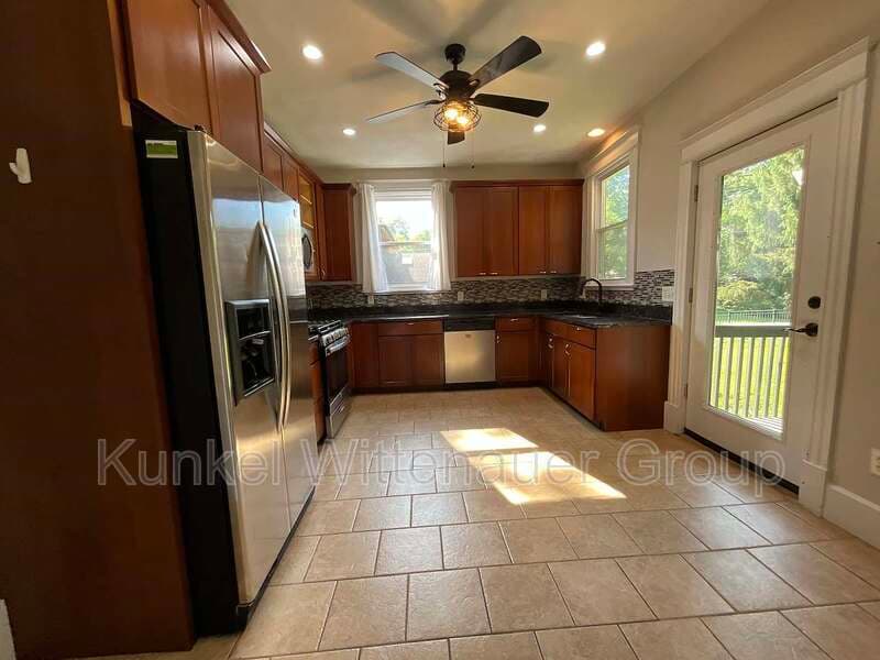 Belleville House: 7 Signal Hill Blvd