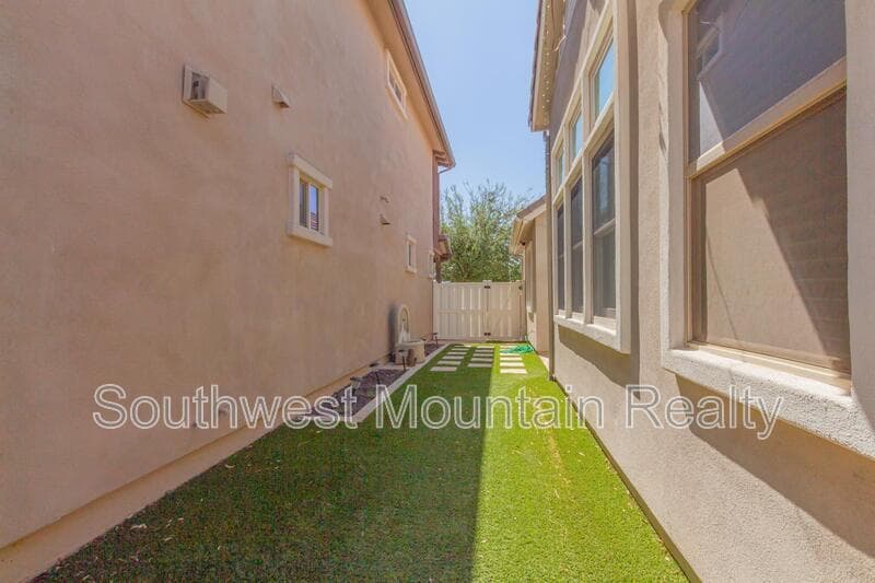 Gilbert House: 2244 S Annie Ln