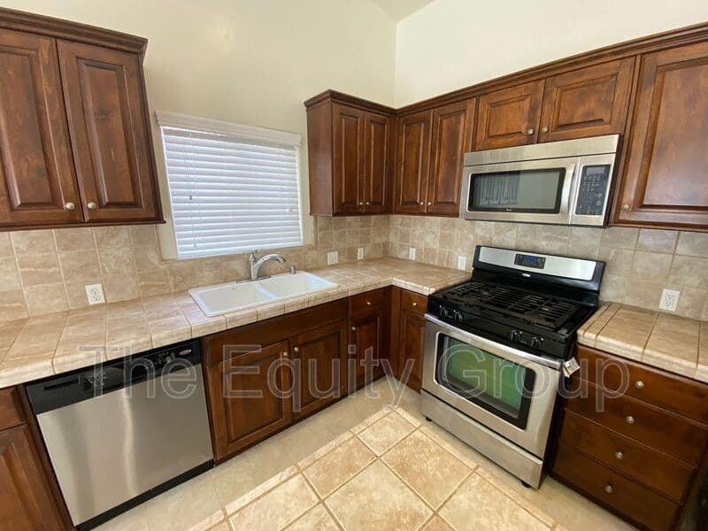 Visalia House: 1025 West Reese Ct