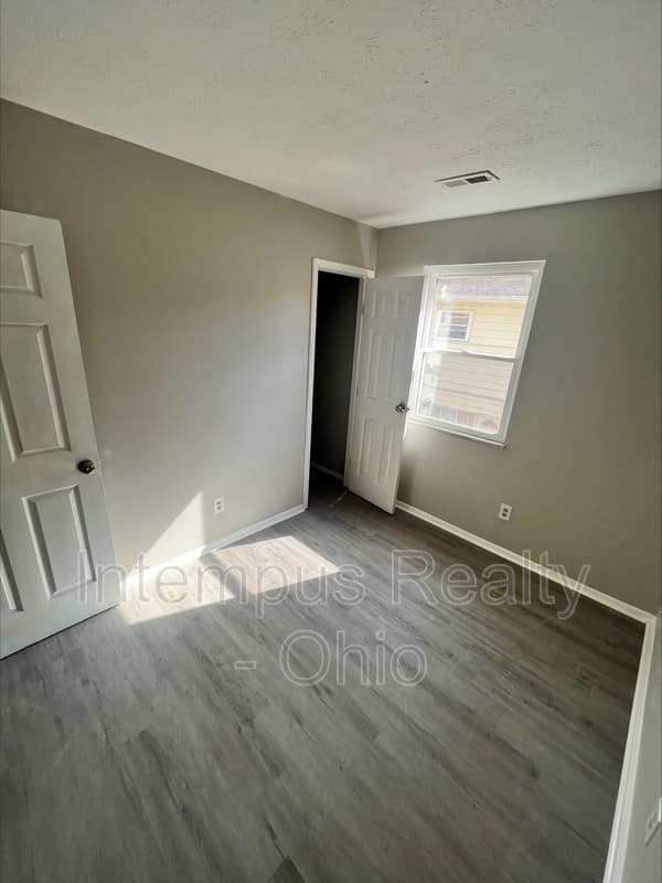 Cincinnati House: 6939 Gracely Dr