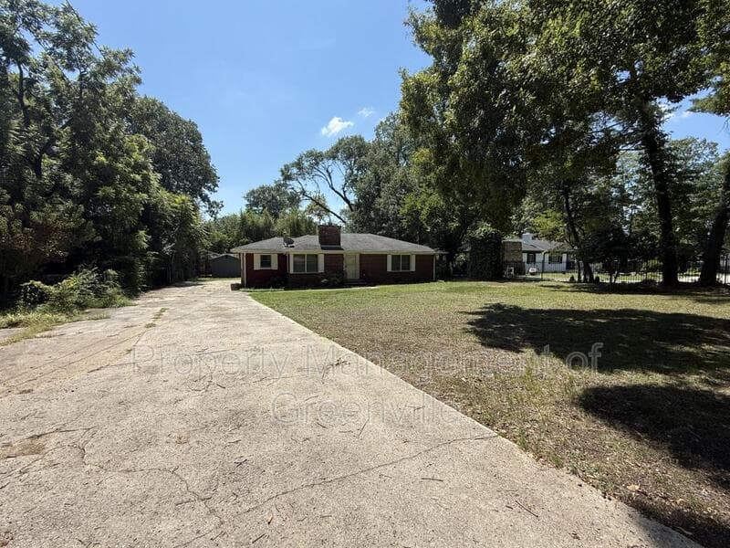 Taylors House: 205 W Lee Rd